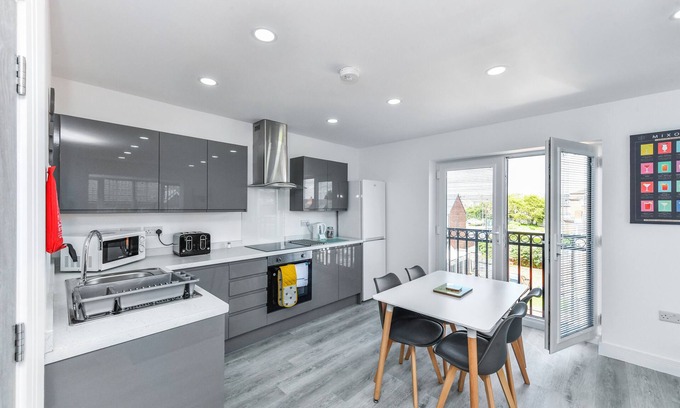 Hucknall Apartamento | Woodstock House Flat 8 - Charming 2BR Hucknall