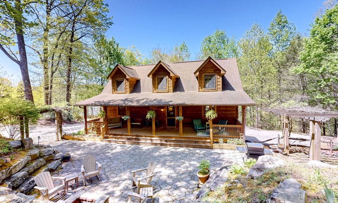 Mountain Vista Cabina | Woodsy cabin with hot tub, gas fireplace, firepit, balcony & gas grill