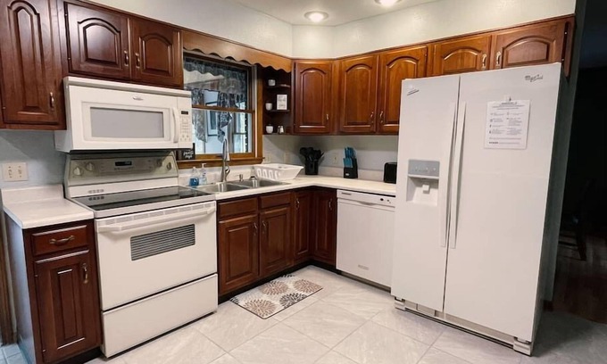Summerlee Casa | Woodsy Retreat+Hot Tub+Game Room+Ideal Location