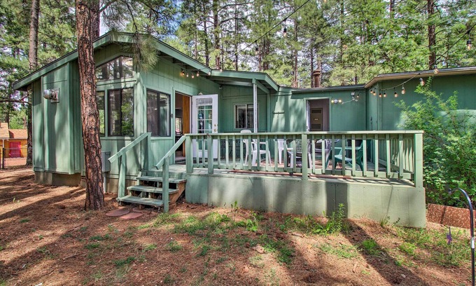 Pinetop-Lakeside Cabaña | Woodsy Retreat w/ Deck - 2 Mi to Rainbow Lake!