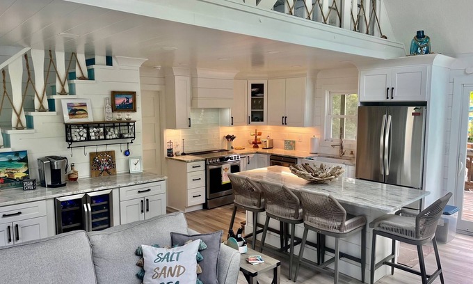 Emerald Isle Casa | Woosaah Life - Remodeled 2023-2 King EnSuites,Dog Friendly,Pvt Beach Parking