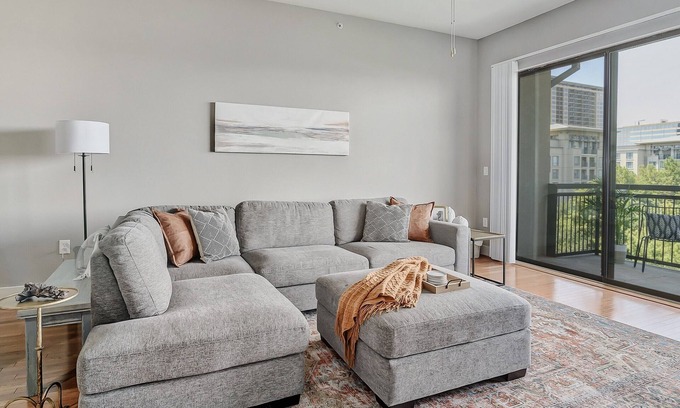 Legacy Park Apartamento | Work from Home & Great Views in a 2B, 2Ba Flat at The Shops of Legacy
