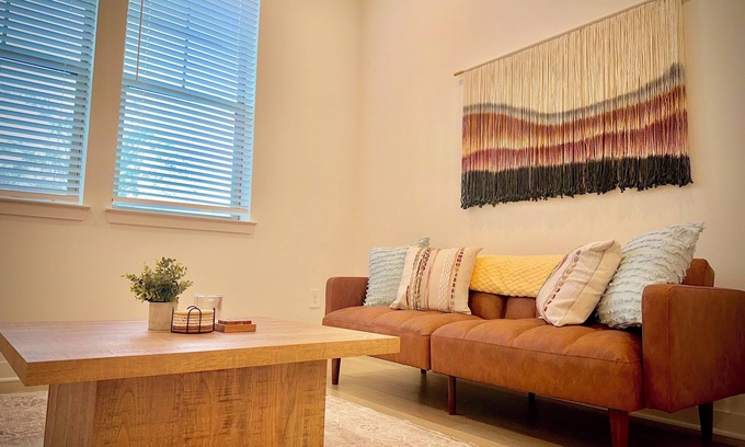 Sherman Apartamento | Worker Friendly 1bedroon in an A+ location in Sherman with gym,washer/dryer,pool