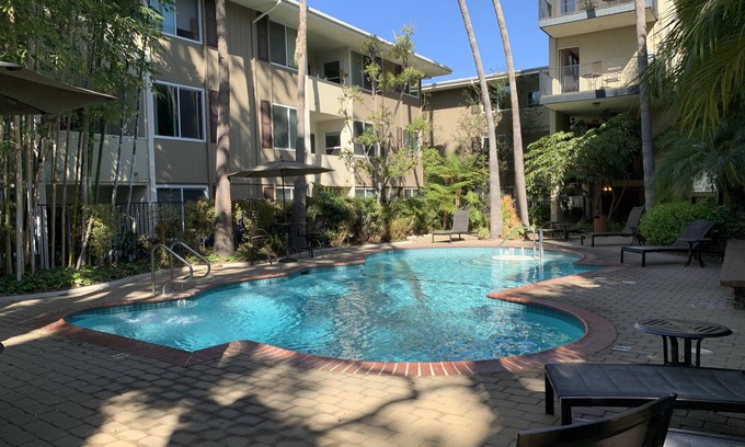 Los Angeles Apartamento | Worker’s paradise near UCLA, iMac, pool, balcony