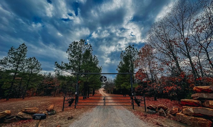 Hughes County Cabina | Working Ranch on 320 acres. Deer, Trails, Buffalo, Ponds, Rams, Views, Can-Ams!!