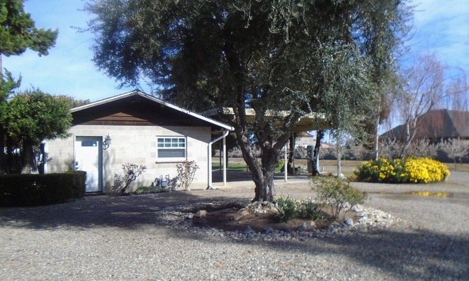Modesto Casa | Working Travelers Welcome! Close to 99 & 3 Hospitals!