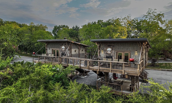 Sevierville Cabina | 🙉World's First Interactive Treehouse Resort! Tarzan & Jane! 🐘🦓