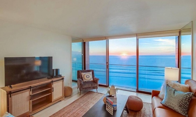 North Pacific Beach Condominio | WOW 10th Fl Corner Unit * Ocean Views * Pool + Hot Tub