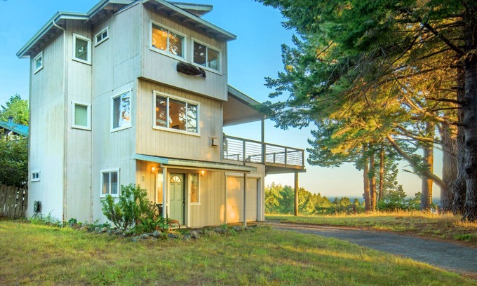 Shelter Cove Casa | Wow! Amazing Oceanview, walk to Beach & Game room!