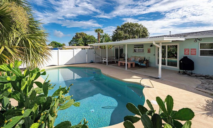 Golden Beach Estates Casa | Wow! Beachside Glam 3br wPool, Walk to Park, Beach