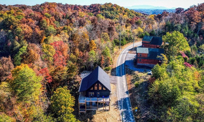 Sevierville Cabina | The Ultimate Cabin with Pool, Hot Tub & Games!