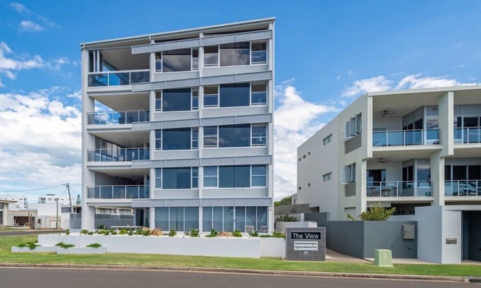 Bargara Apartamento | Wow is what you will say as you enter this large modern 3 bedroom apartment