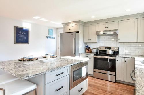 South Chatham Casa | Wrap-Around Porch Mins to Beach