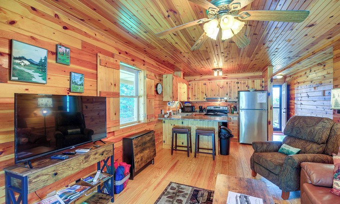 Sparta Cabina | Wraparound Deck & Hot Tub: Blue Ridge Mtn Cabin