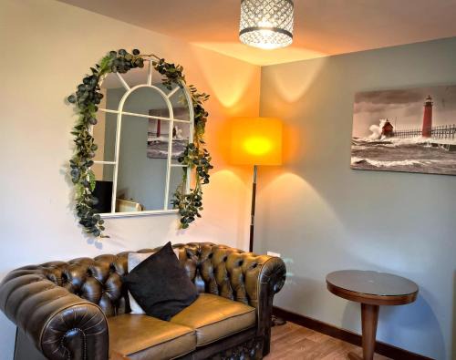 Llanybri Chalet De Esquí | Wren 23-Hot Tub-Woodland Lodges-Tenby-Pembroke