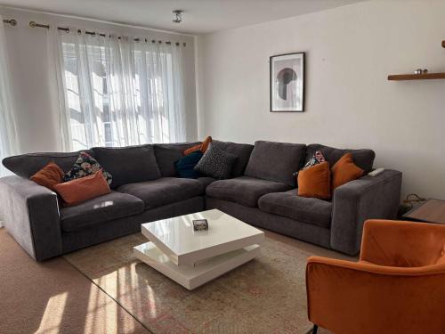 Wednesbury Casa | WS10 Contractor House 3 Bed 3 Bath with Parking