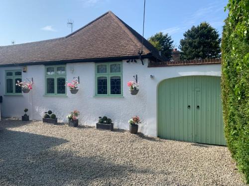 West Kingsdown Apartamento | Wychwood A Beautiful Country Style Bungalow