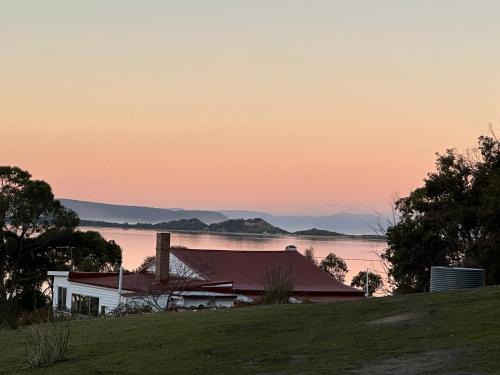 Simpsons Bay Casa | Wylah Cottage for a Peaceful Bruny Island Escape with Water Views, Fireplace & Wallabies