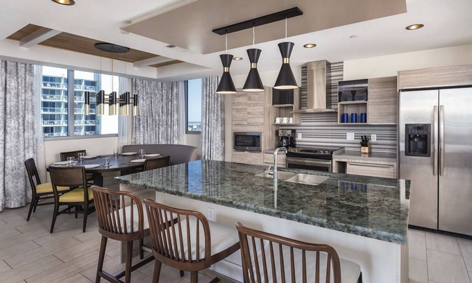 Clearwater Beach Complejo | Wyndham Clearwater Oceanfront Presidential Condo, onsite Spa, across from Beach
