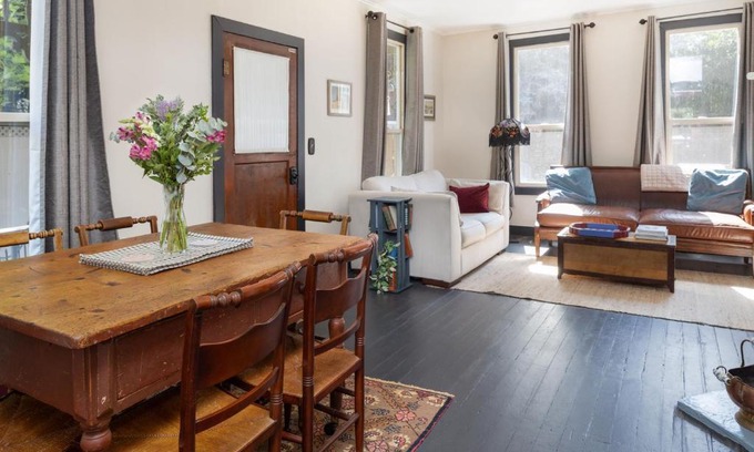 Carlton Casa | Wynkoop at Carlton: Taste of Europe, Walk to Wineries, Dog Friendly
