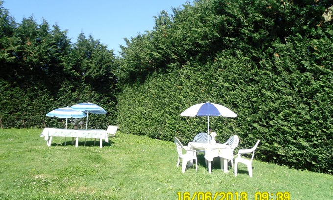 Cagnano Amiterno Villa | Villa rodeada de vegetación.