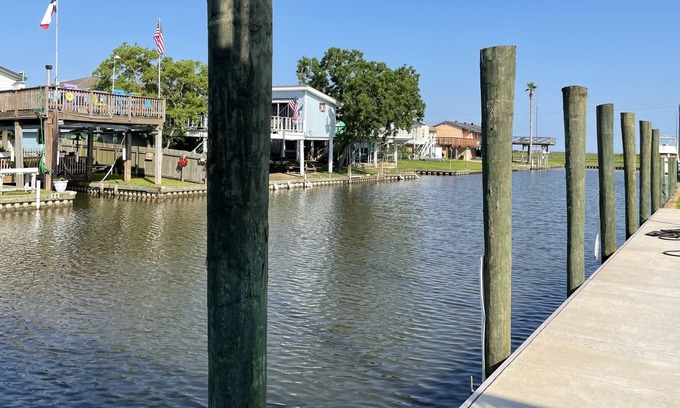Freeport Casa | Xanadu/hidden paradise-beautiful 3story canal home-backyard fishing/crabbing