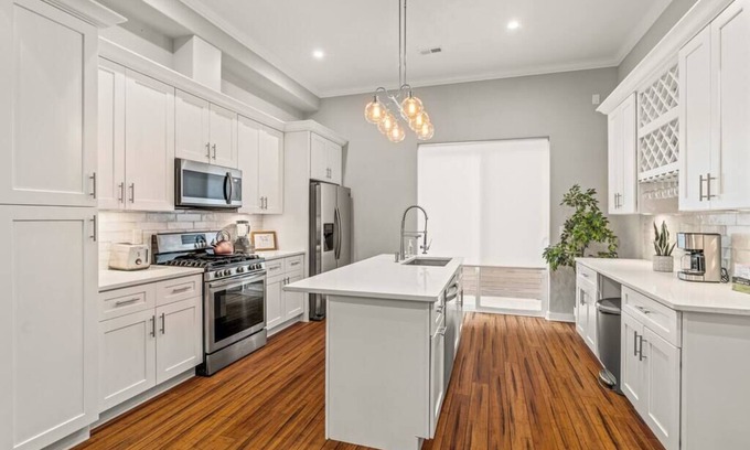 South Philadelphia Casa | XL Home, Movie Theater, Roof Deck, Parking Spot