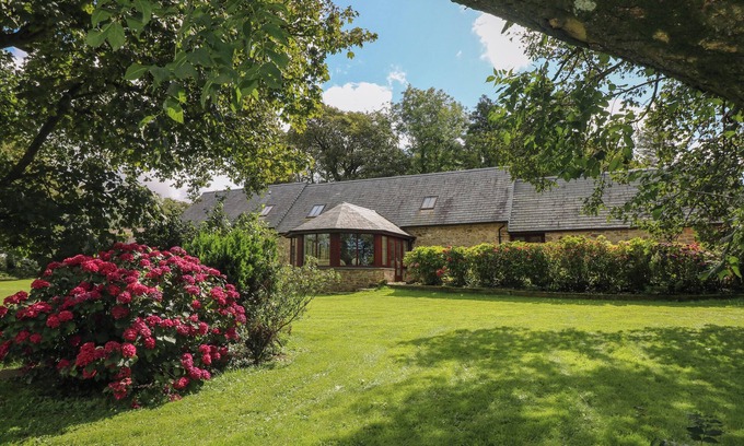 Haverfordwest Cabaña | Y BEUDY GARNDEIFOG, pet friendly, with hot tub in Letterston