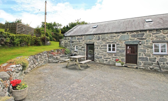 Llanbedr Cabaña | Y BEUDY (THE OLD BYRE), pet friendly, with a garden in Llanbedr