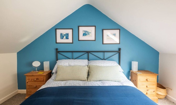 Solva Cabaña | Y Bothy · Riverside Bothy In Heart of Scenic Harbour Village