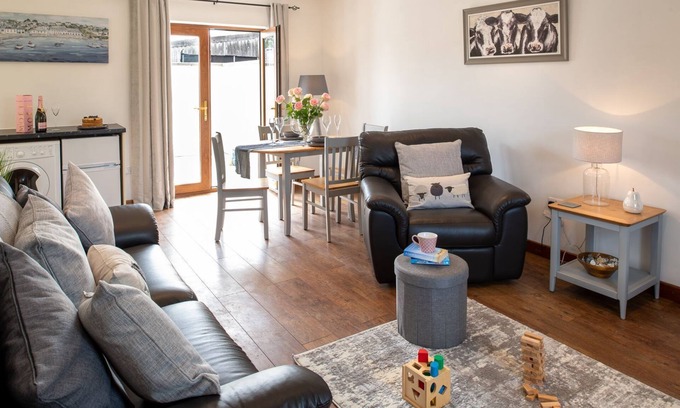 Llanfaelog Casa | Y Bwthyn: 2 bedroom pet-friendly cottage in Glan Gors, Anglesey