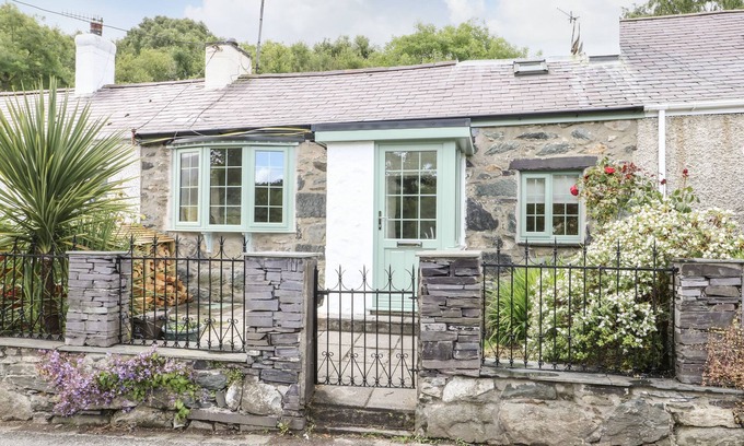 Bangor Cabaña | Y BWTHYN BACH, pet friendly, character holiday cottage in Tregarth