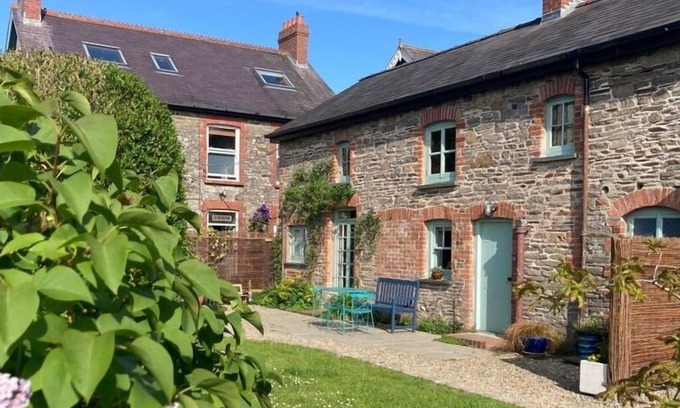 Saint Clears Casa | Y Bwthyn, Bohemian bolthole with log burner