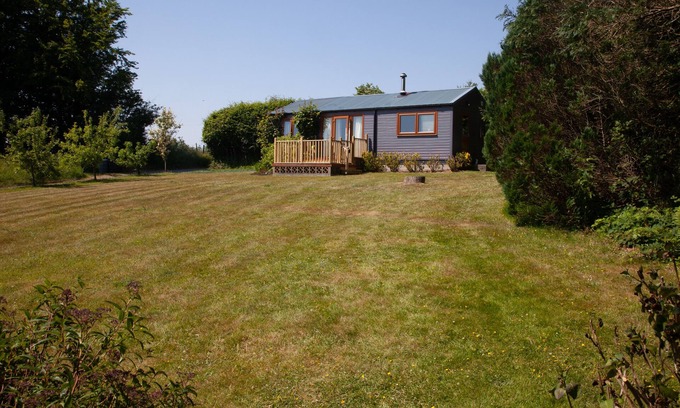 Tan-y-groes Cabaña | Y CABAN GLAS, pet friendly, character holiday cottage in Brynhoffnant