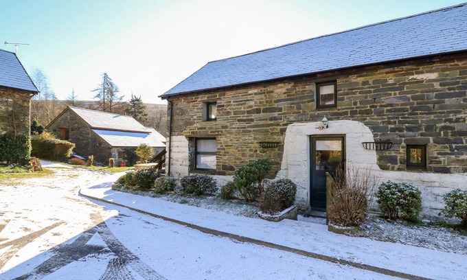 Llanybydder Cabaña | Y CARTWS, pet friendly, character holiday cottage in Llanybydder