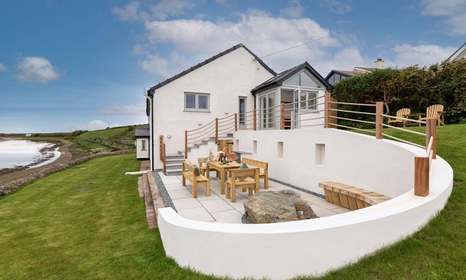 Malltraeth Casa | Y Cei - Newly renovated beach front holiday home
