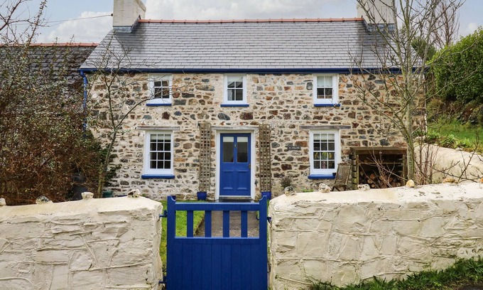 Moylegrove Cabaña | Y FELIN, pet friendly, character holiday cottage in St Dogmaels