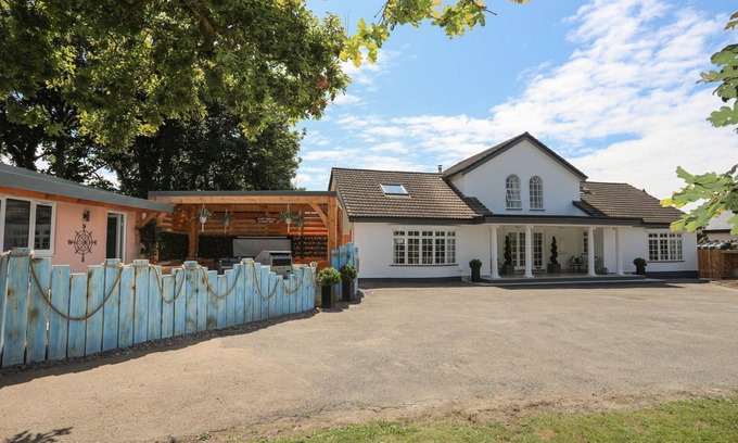 Llanfaelog Cabaña | Y GOEDWIG, pet friendly, country holiday cottage in Llanfaelog