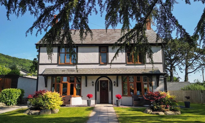 Rowen Casa | Y GORLAN, pet friendly, character holiday cottage in Conwy