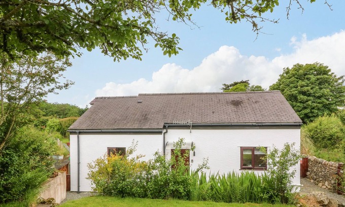 Dwyran Cabaña | Y RHANDY, family friendly, with a garden in Newborough