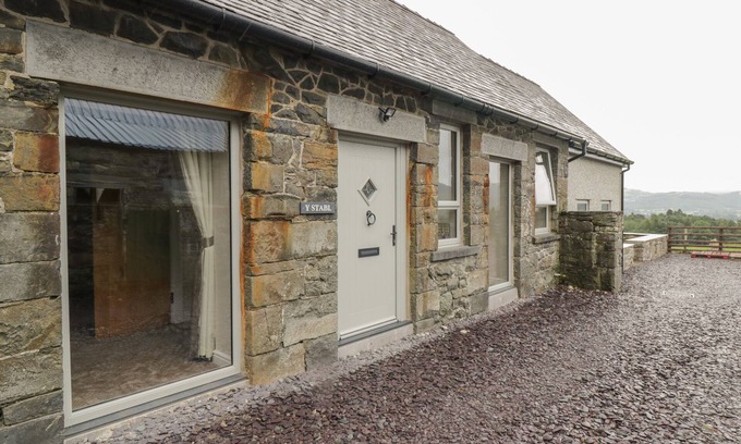 Llanrwst Cabaña | Y STABL, family friendly, character holiday cottage in Llanrwst