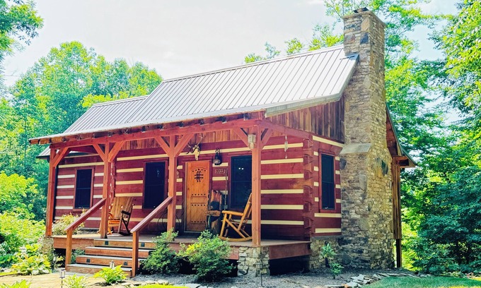 Arlington Cabina | Yadkin River Lodge-cozy stay on the bluffs overlooking the Yadkin River.