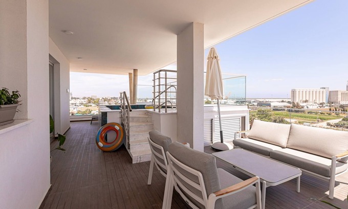 Limassol Apartamento | YAMAS Urban Living Sunny Pool Penthouse Families Only