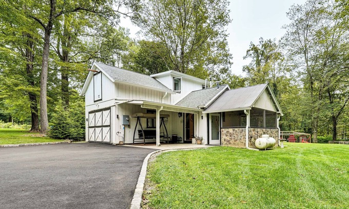 Redding Ridge Cabaña | Yard w/Games: Cottage 2 Mi to Saugatuck Reservoir