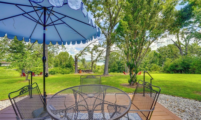 Golden Casa | Lake Views & Yard: Home Near Table Rock Lake!