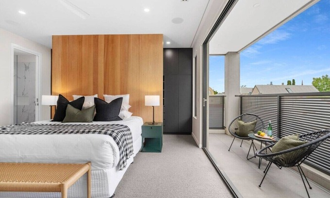 South Yarra Casa | Yarra Luxury | Chapel St, CBD & Gardens | Carpark