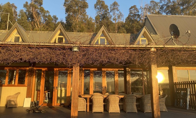 Yarra Glen Casa | Yarra Valley Holiday House - Stay amongst the vineyards - Sleeps 12 Guests