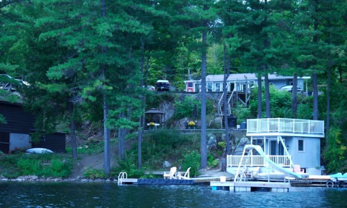 Leeds and the Thousand Islands Cabaña | Propiedad frente al lago durante todo el año en el hermoso lago Charleston