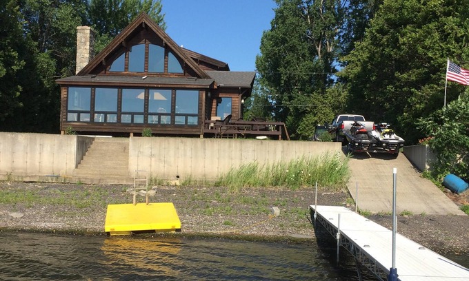 Alburg Casa | Todo el año propiedad frente al lago en una calle privada tranquila.