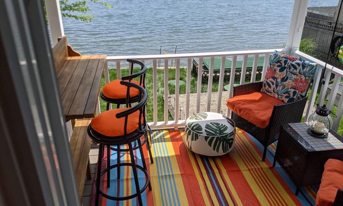 Portsmouth Cabaña | Year-round Newly Renovated Waterfront Cottage on Blue Bill Cove